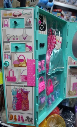 SZAFA Z UBRANIAMI DLA LALEK TYPU BARBIE.
