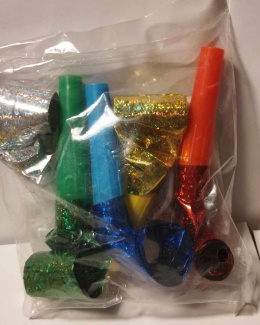 KOLOROWE GWIZDKI URODZINOWE. ROZWIJAJĄCE SIĘ TRĄBKI HOLOGRAFICZNE 5 SZTUK