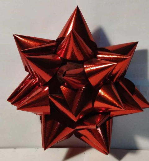 DUŻA KOKARDA PREZENTOWA DO NAKLEJENIA NA PREZENT. BŁYSZCZĄCA ROZETA, ŚR. 15cm