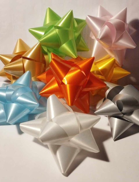 KOKARDA PREZENTOWA DO NAKLEJENIA NA PREZENT. METALICZNA ROZETA, ŚR. 10cm