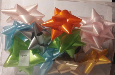 KOKARDA PREZENTOWA DO NAKLEJENIA NA PREZENT. METALICZNA ROZETA, ŚR. 10cm