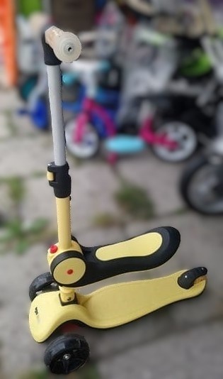 HULAJNOGA TRÓJKOŁOWA Z AUTOMATYCZNIE SKŁADANYM SIEDZENIEM